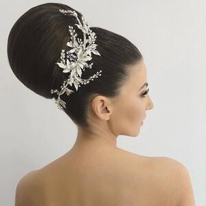 AMELIA is one of those headpiece that is flexible and versatile to suit most hairstyles.  Here is another creative example @sarahlaidlaw.  The #chrysalini Amelia headpiece is available @thewhitecollectionau #chrysalinistockist #sydney #shoplocal

Reposted from @thewhitecollectionau -  The gorgeous Sarah wearing our AMELIA hair piece in silver to finish off a classic oversized chignon. Hair by @sarahlaidlaw
_
#bridalshoes #bridalaccessories #bridalearrings #headbands #sydneywedding #melbournewedding #bride #wedding #fashion #weddingparty #bridesmaids #engaged #weddingdress #weddingshoes #weddinggown #instabride #ido #bridetobe #weddedwonderland #bridesjournal #modernwedding #soloverly #classicbridal #chignon #bridalhair